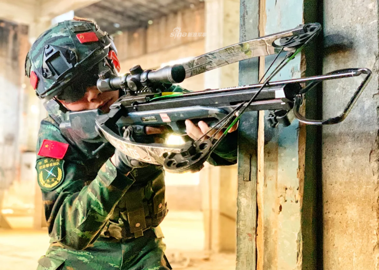 杀敌不闻声!武警特战队员手持硬弩潜行狙击