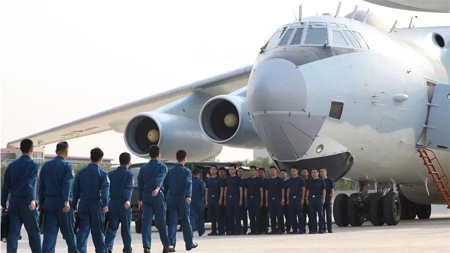 一条阅兵路 半部预警史:空警2000献礼人民空军70周年