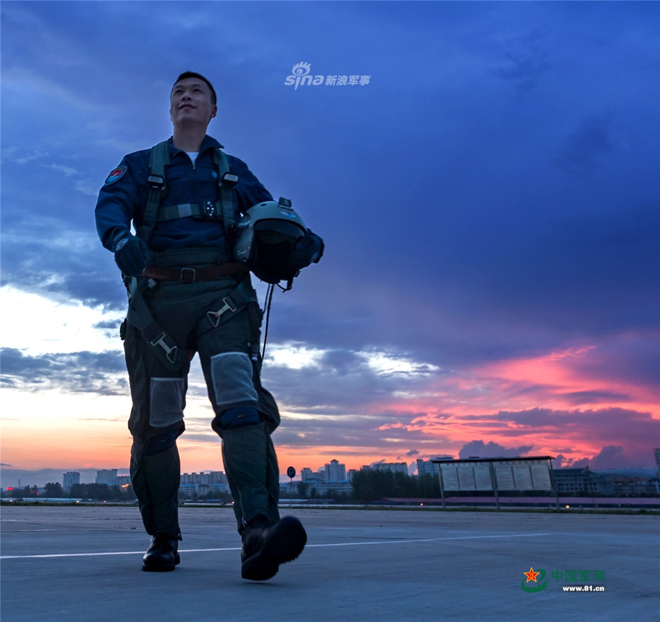 中国军人的质朴愿望!我空军功勋飞行员还想飞4代机