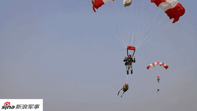 战神下凡！我空降兵雷神突击队全副武装跳伞训练