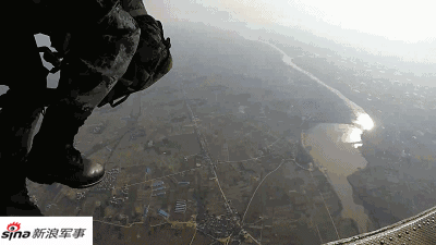 战神下凡！我空降兵雷神突击队全副武装跳伞训练