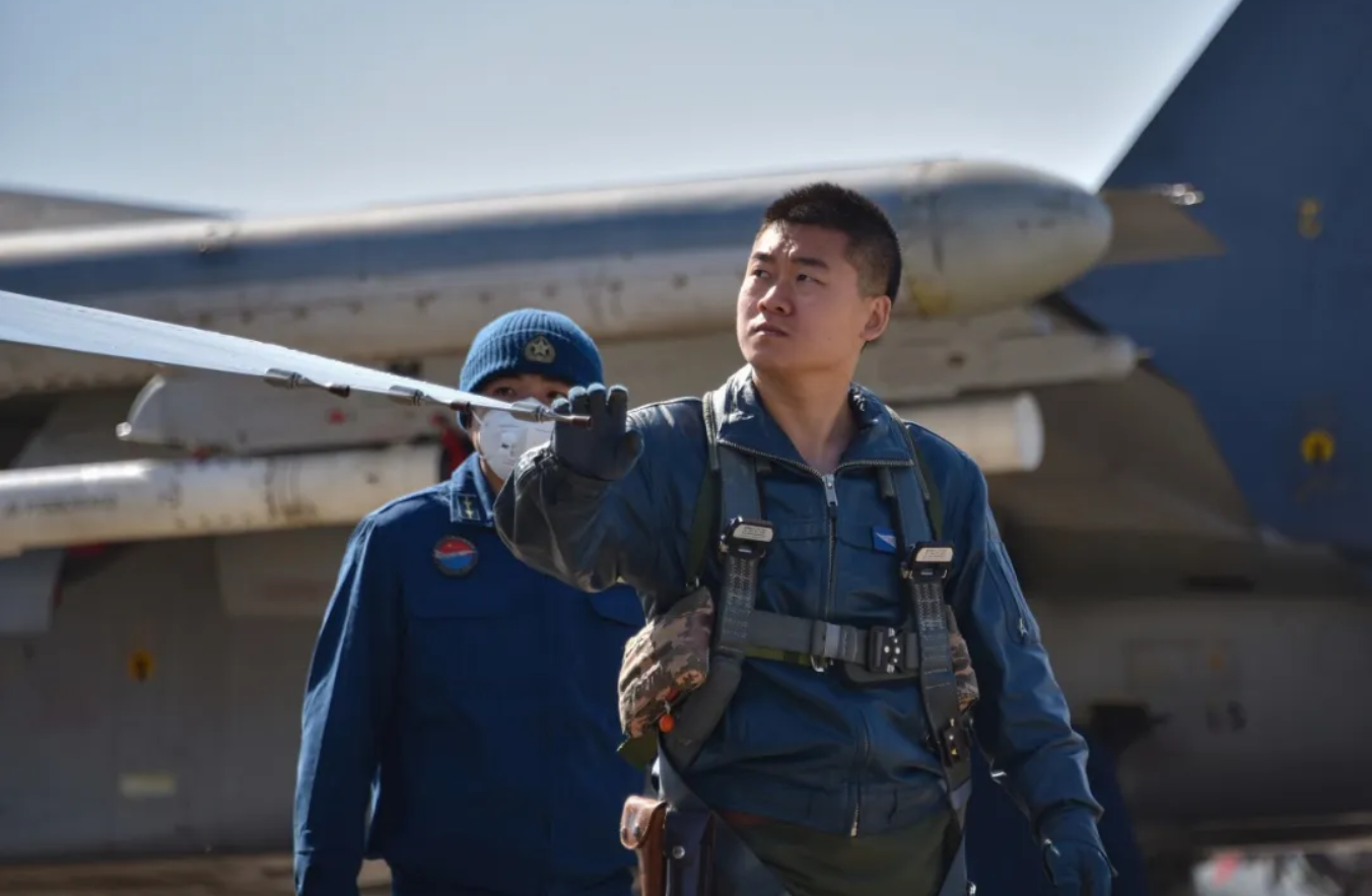 练出新战力空军某部歼11双机编队梯次升空训练