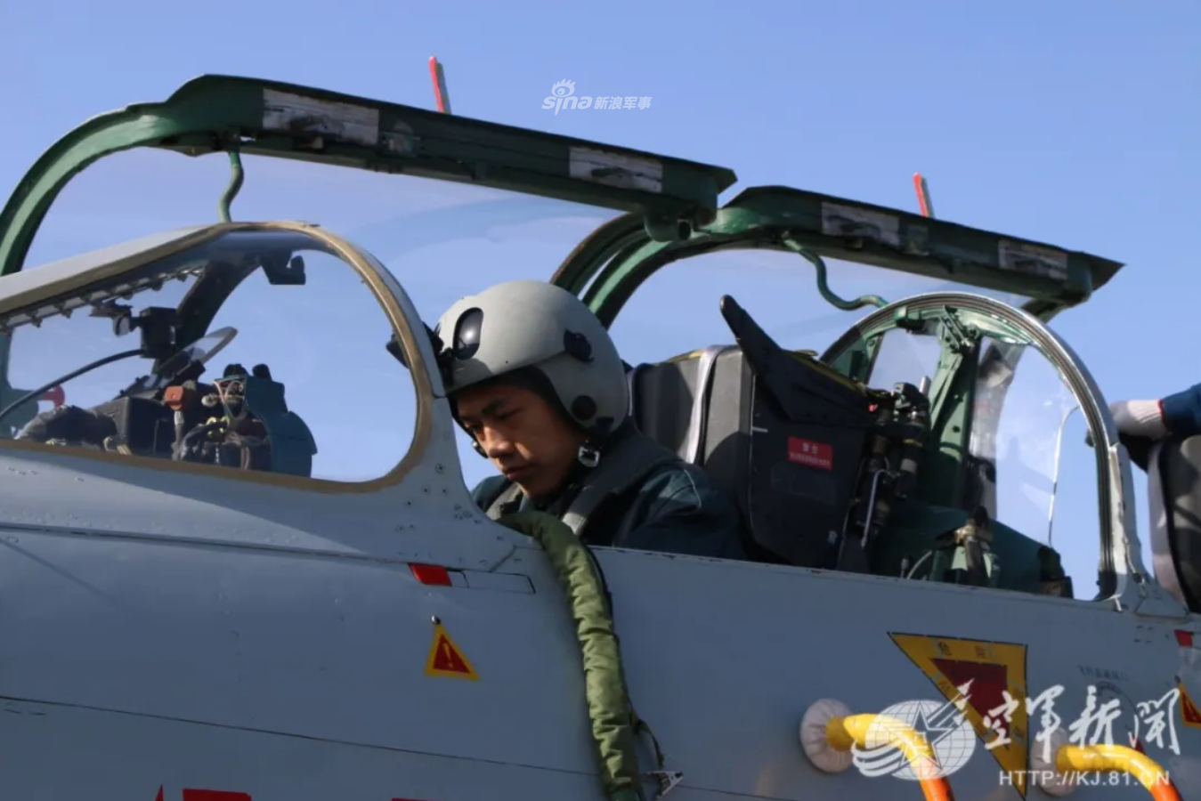 七爷为小辈们鞠躬尽瘁空军新飞行员驾歼7单飞考试