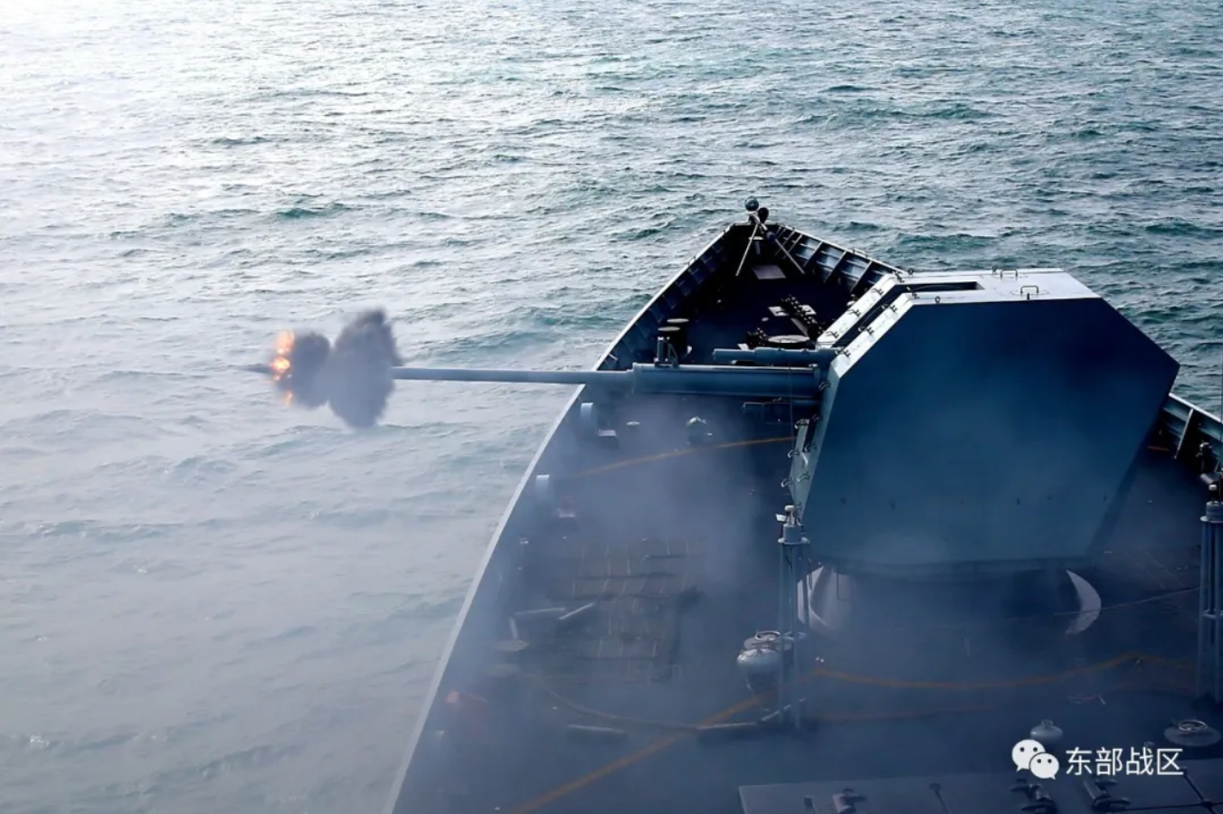 大国海军亮剑!东海舰队052d率054a组队实弹射击演练