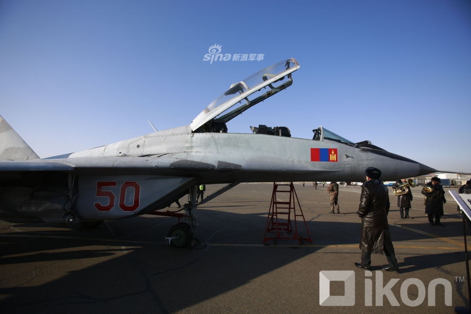 大哥给你送温暖!俄送蒙古空军2架米格29战斗机