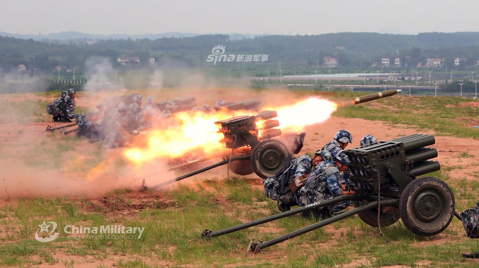 蓝精灵永不言败!我空降部队熟练操作107火箭炮