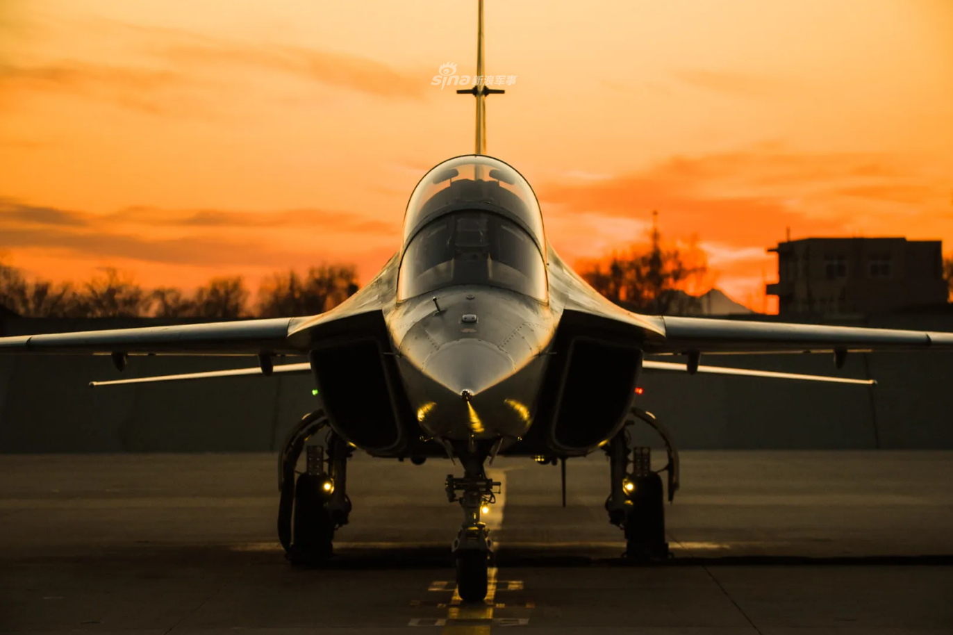 猎鹰身披霓虹装!海军飞行学员驾jl10夜间飞行训练