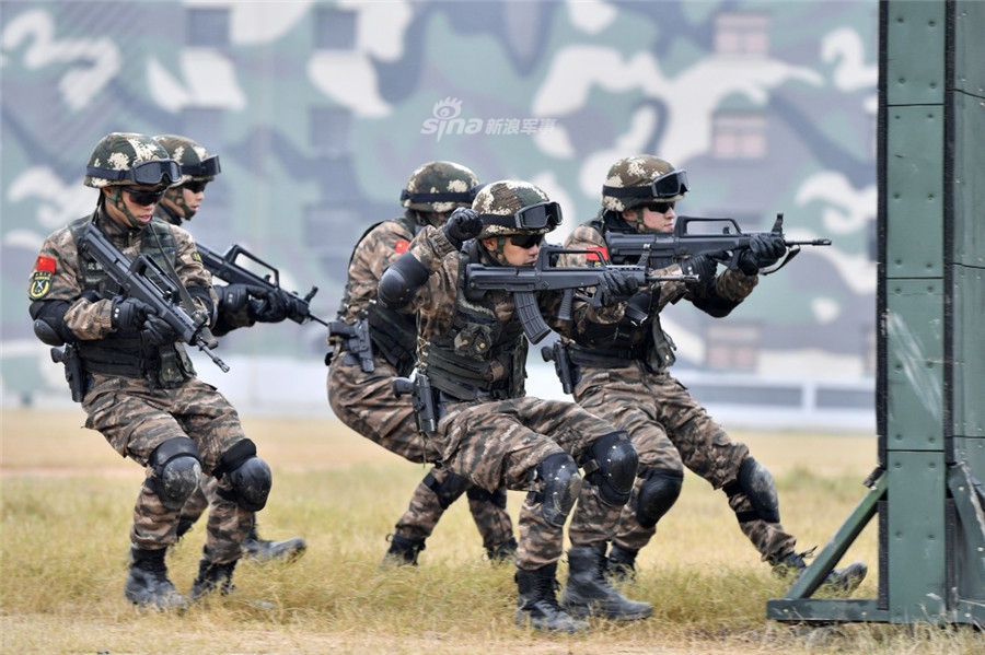 城市巷战飞檐走壁!我武警特战队员反恐演练杀气腾腾_高清图集_新浪网