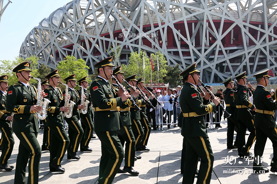 百家争鸣!多国11支军乐队在京巡游表演我军最规整