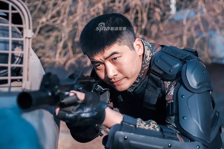 最帅男子天团!火箭军警卫尖兵防护演练杀气腾腾