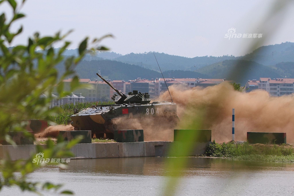 三栖健将放烟花!我军03式空降战车烟幕掩护涉水突击