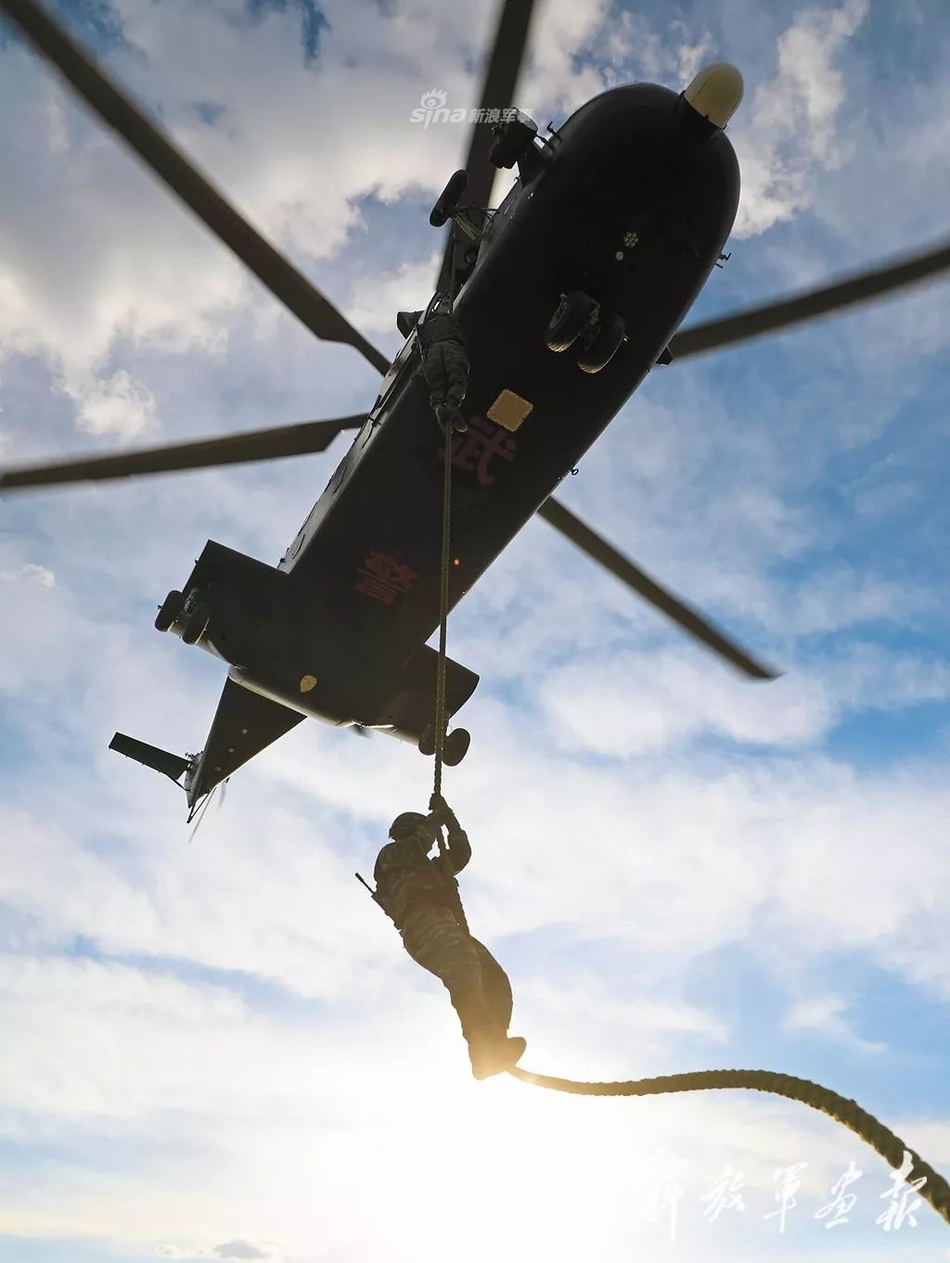 魑魅魍魉哪里逃!武警特战精英训练空中突击立体反恐
