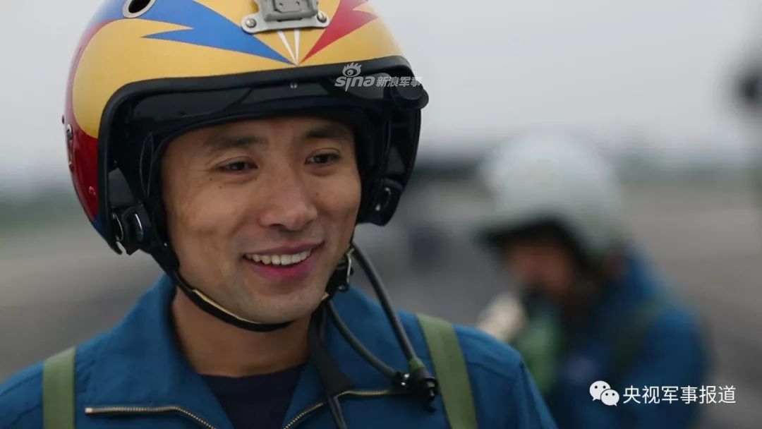 蓝天雄鹰当如是:我空军首位三夺金头盔的王牌飞行员