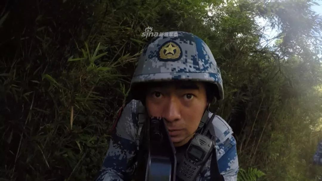 全军标兵当如是武艺高强的空降兵雷神突击队队长