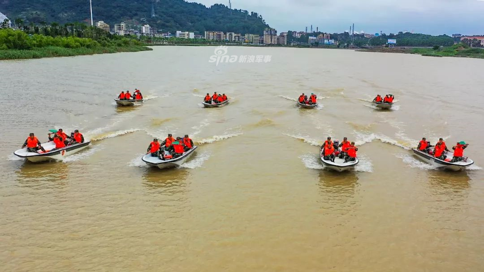 我们是"黄水海军"!福建武警某部冲锋舟演练防汛救灾