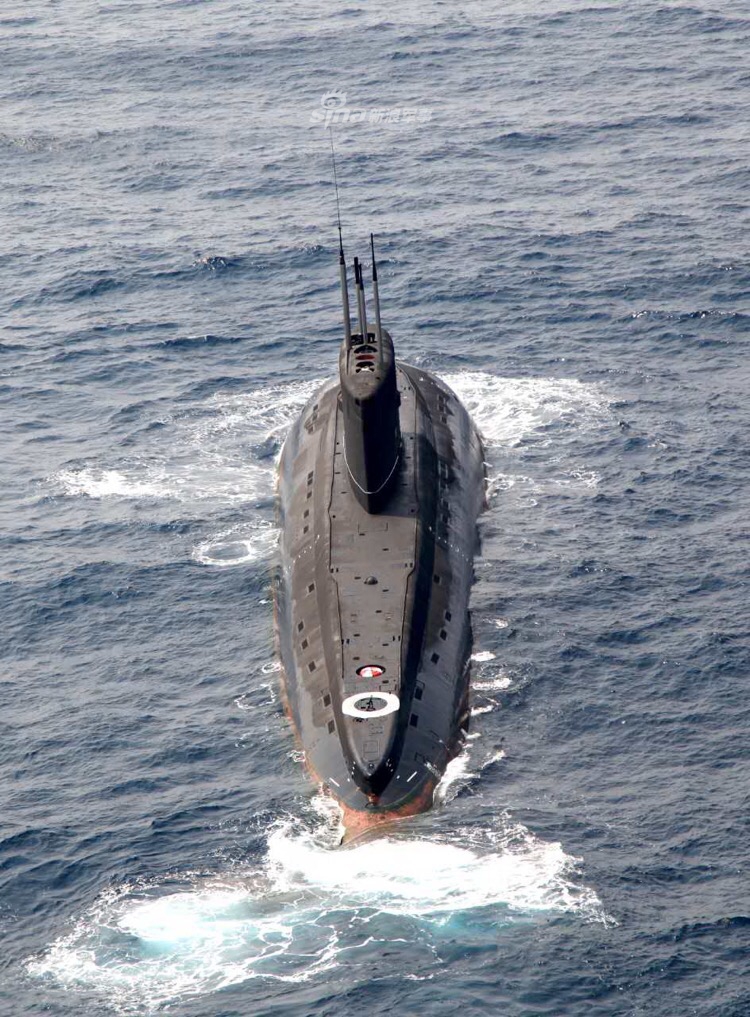 出门不方便!俄黑海舰队2艘"阿尔罗萨"级潜艇港内并停