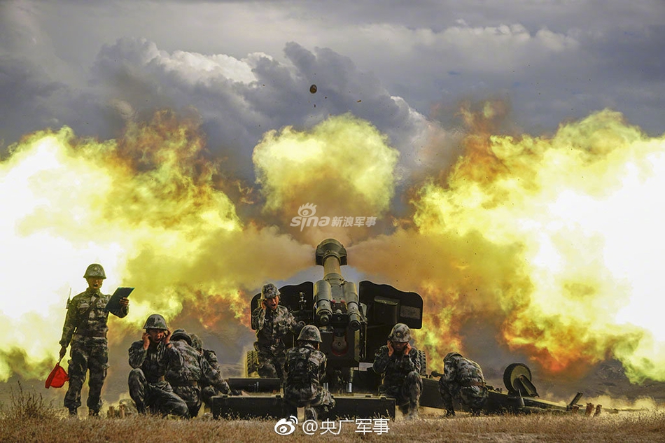 体验战争之神的魅力!我军66式加榴炮夜间训练炮火连天