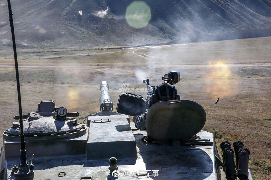 体验战争之神的魅力!我军66式加榴炮夜间训练炮火连天