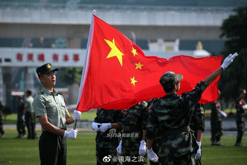 动作潇洒帅气!驻澳门部队举行中学生国旗手训练活动
