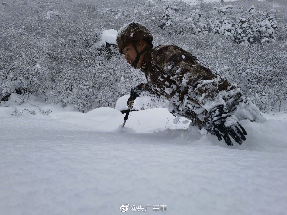 风雪戍边关!西藏军区边防官兵踏着齐腰的积雪巡逻