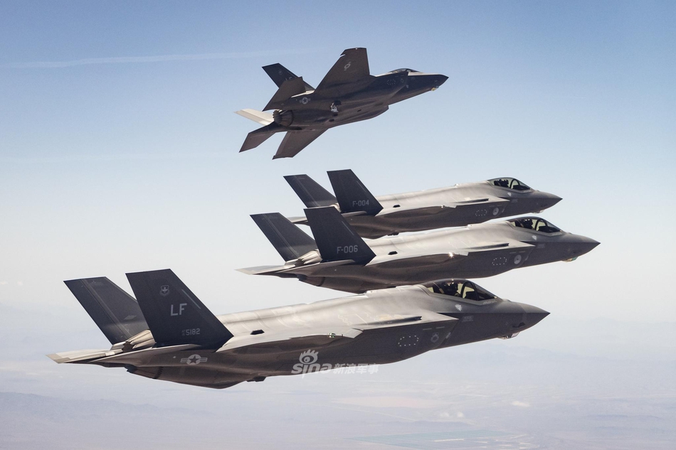 齐头并进f35战机4机编队飞行还发射了干扰弹