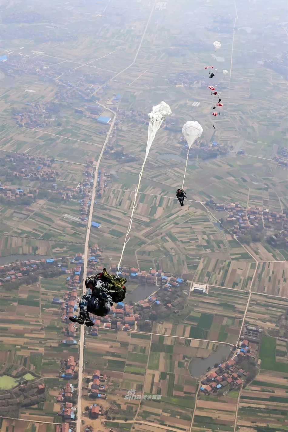 69岁生日快乐!向"神兵天降"的解放军空降兵致敬