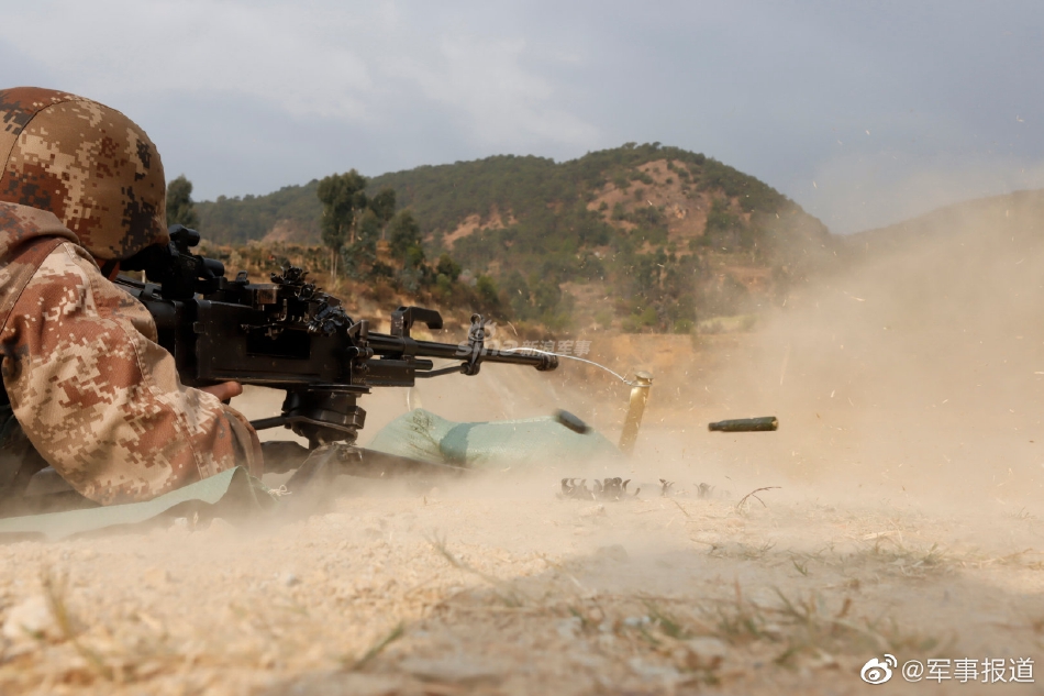 火力全开直击89式重机枪实弹射击震撼现场