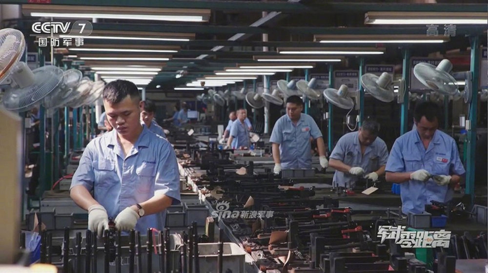 播放了中国95式自动步枪的中国兵器装备集团重庆建设集团生产车间内部