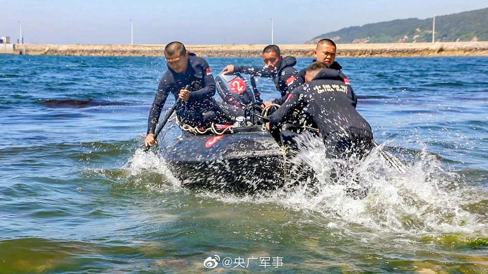 向战突击!直击海军某扫雷舰大队反水雷蛙人海训组图