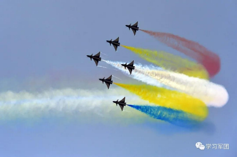 第十三届中国国际航空航天博览会现场,八一飞行表演队华丽登场,6架歼