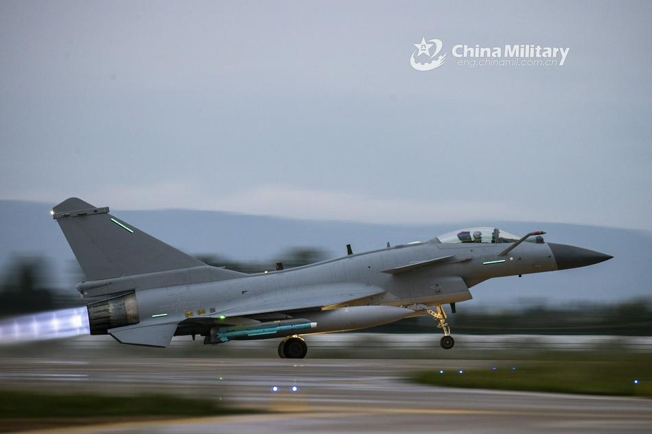 尾部冒蓝火!歼-10c战机加力起飞瞬间