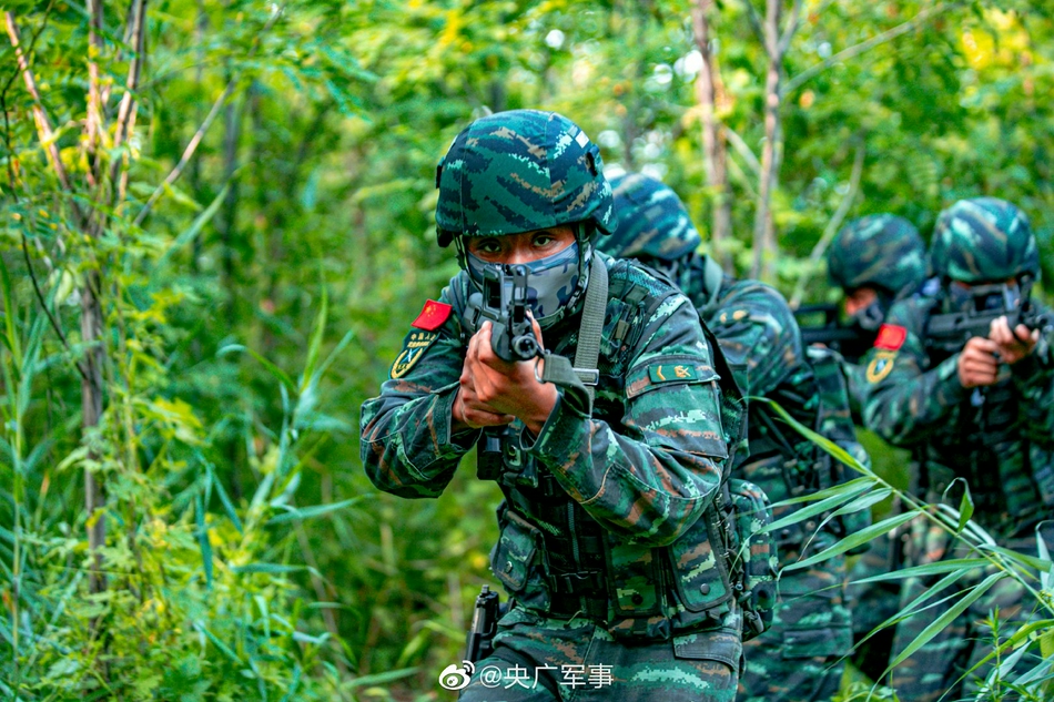 高清大图!武警特战队员野外驻训