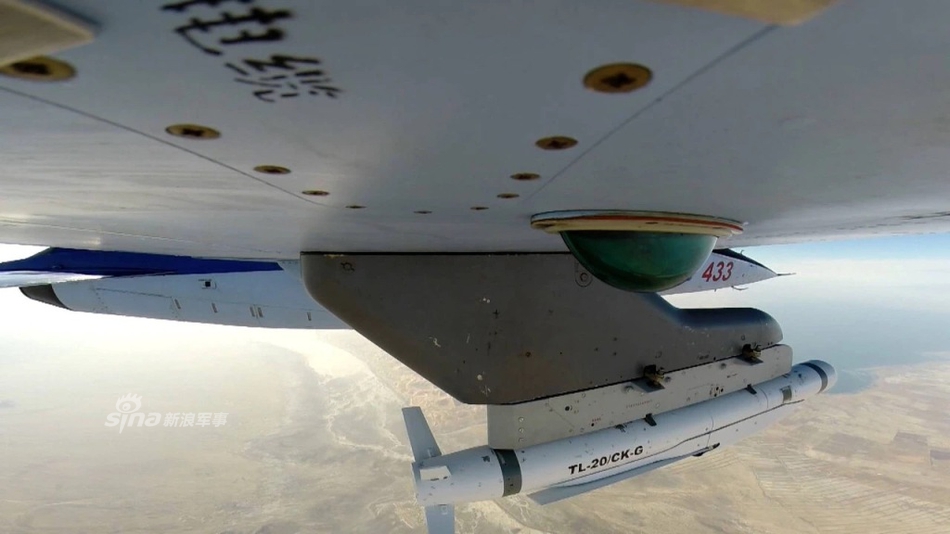 我l15猎鹰高教机试打yj9e反舰弹