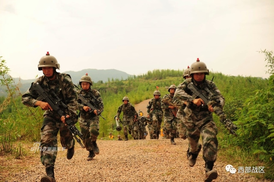 抓获一只蓝精灵!我陆军合成营勤练山地作战好本领