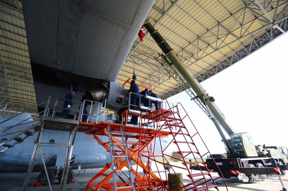 专抓美日军舰!我军运8海上警戒机演练发动机抢险