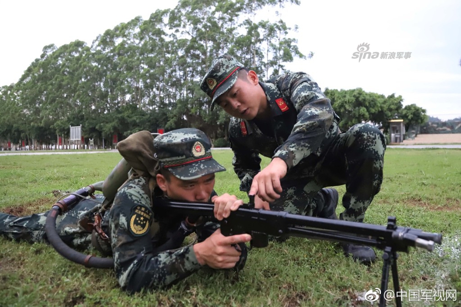 温度超燃!我武警喷火器火焰射流四处飞溅真是猛