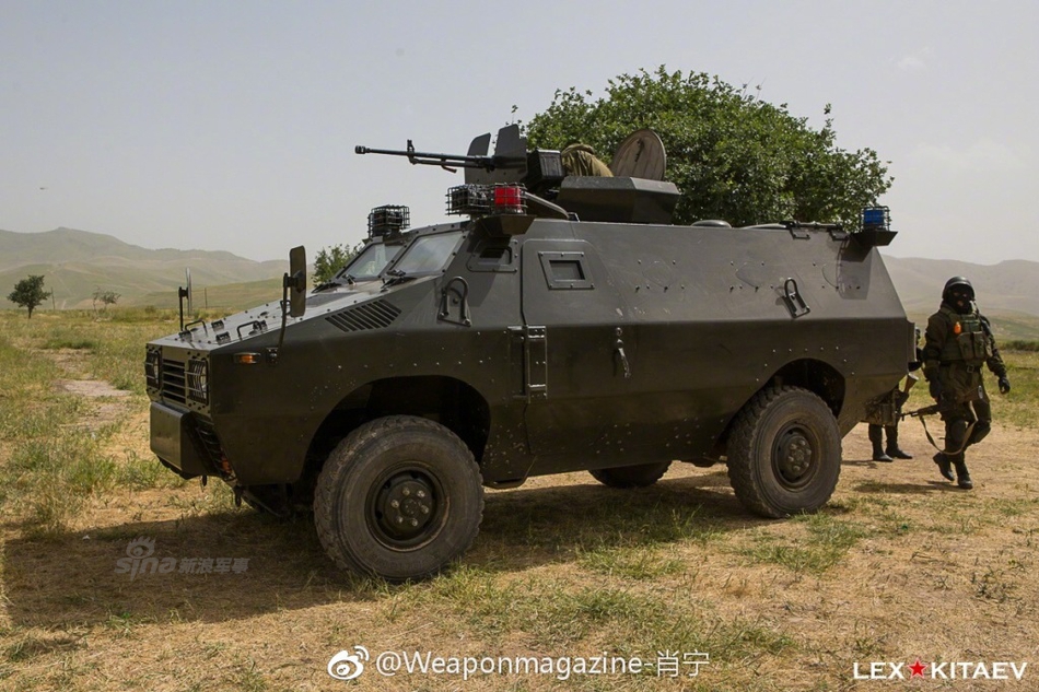 中亚特种兵乘中国05式装甲车突击