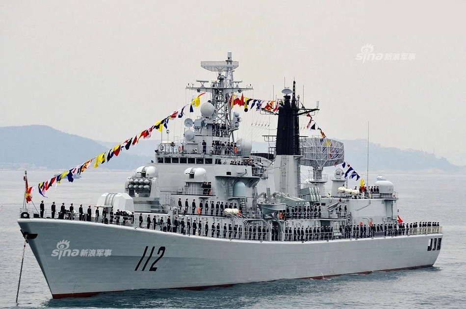 第一舰"之称的052型导弹驱逐舰哈尔滨舰(舷号112)驶抵旅顺军港靠泊