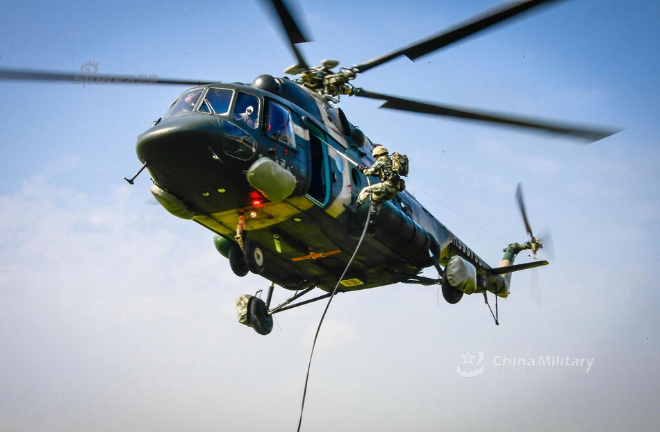 5 / 12 在一张照片上,驾驶米-171e的陆航飞行员罕见佩戴了双目夜视仪