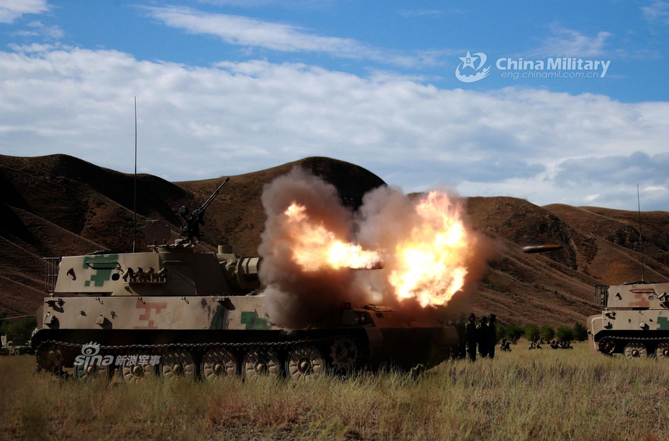 我新疆军区122毫米89式自行火炮怒射