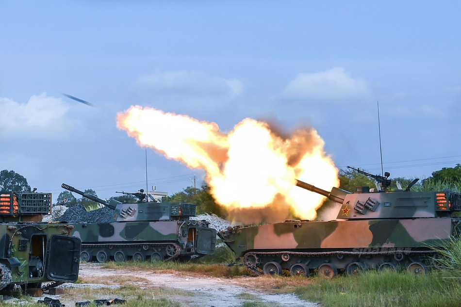 狠怼台三军演习!我军plz07自行榴弹炮火力朝天