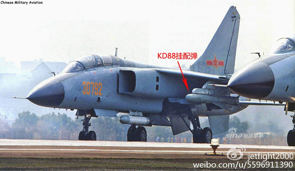历史风味地勤服!我军歼轰-7a挂装kd-88空地导弹