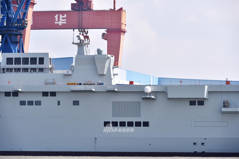 吃水线曝光!我首艘075型两栖攻击舰好似巍然巨兽