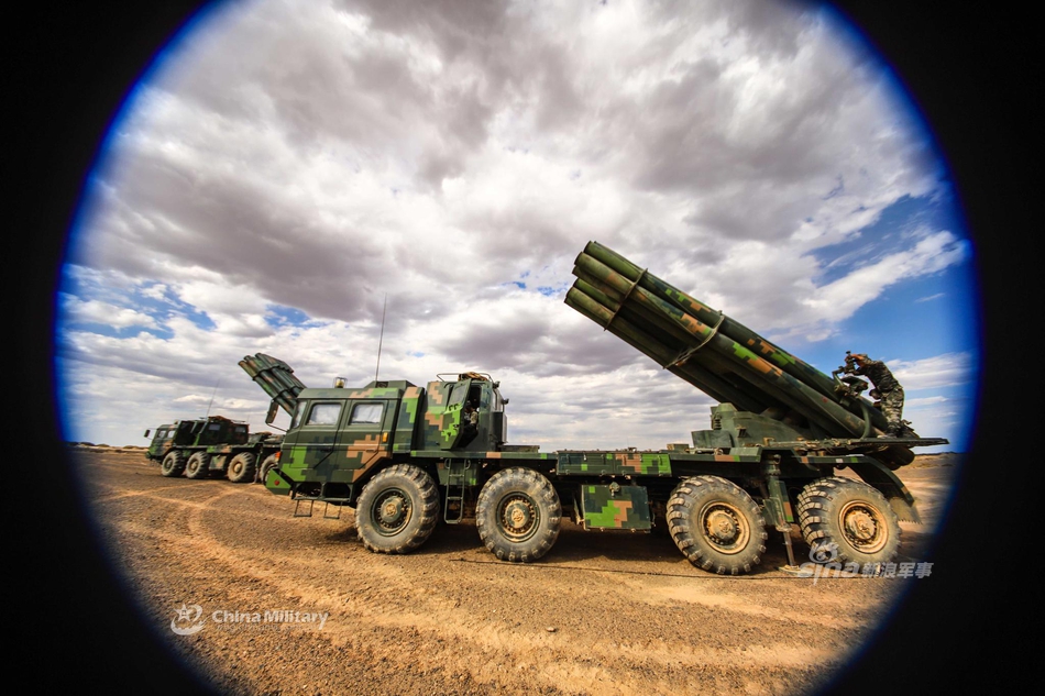 够给湾湾吃一壶!我军炮兵03式远火奔袭戈壁大漠