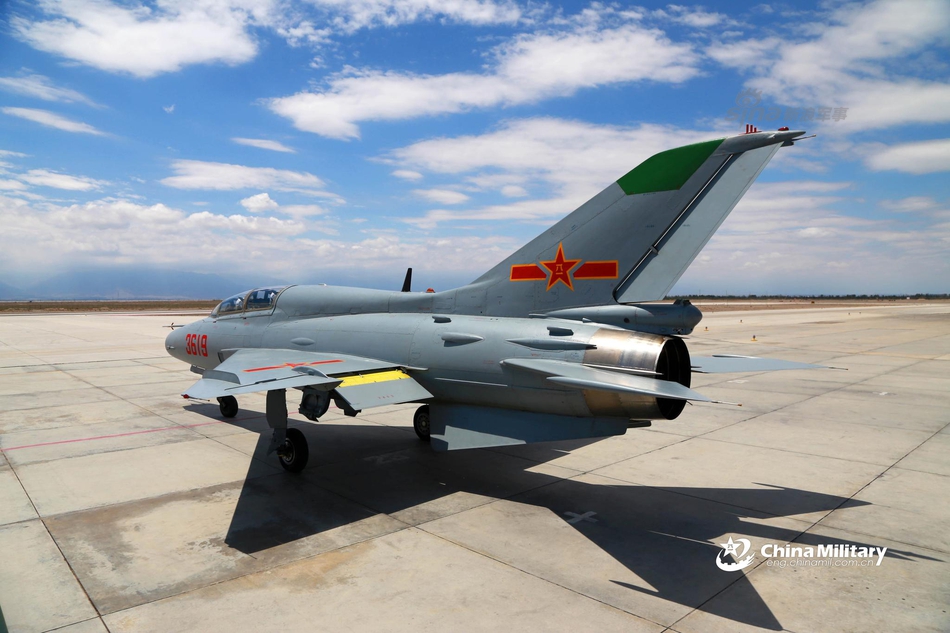 七爷依旧扛大旗!我军歼教7教练机双机编队出击