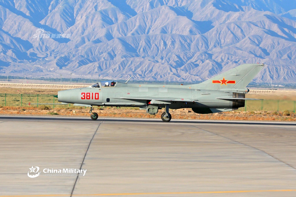 栽培人才还得七爷!我军歼教7祁连山下教人练特技