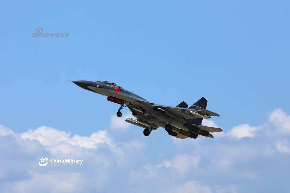 为绕岛做准备?我国旗旅歼11a战机携挂r77升空训练