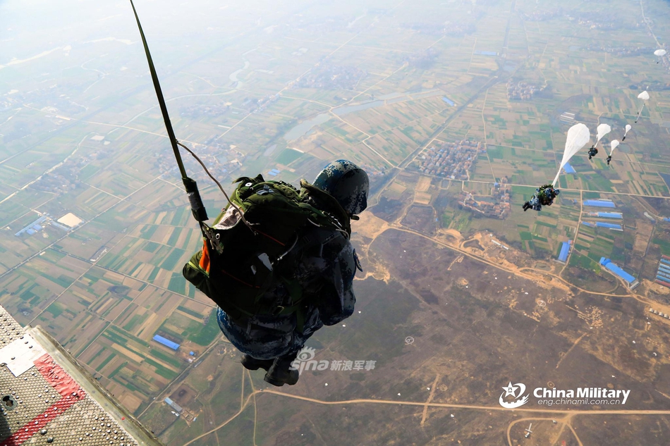 我军空降兵部队大规模集群伞降_高清图集_新浪网