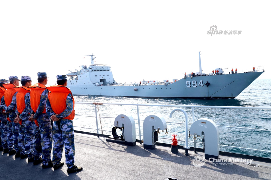 电磁炮藏在哪里?我军072型登陆舰演练靠锚泊舰