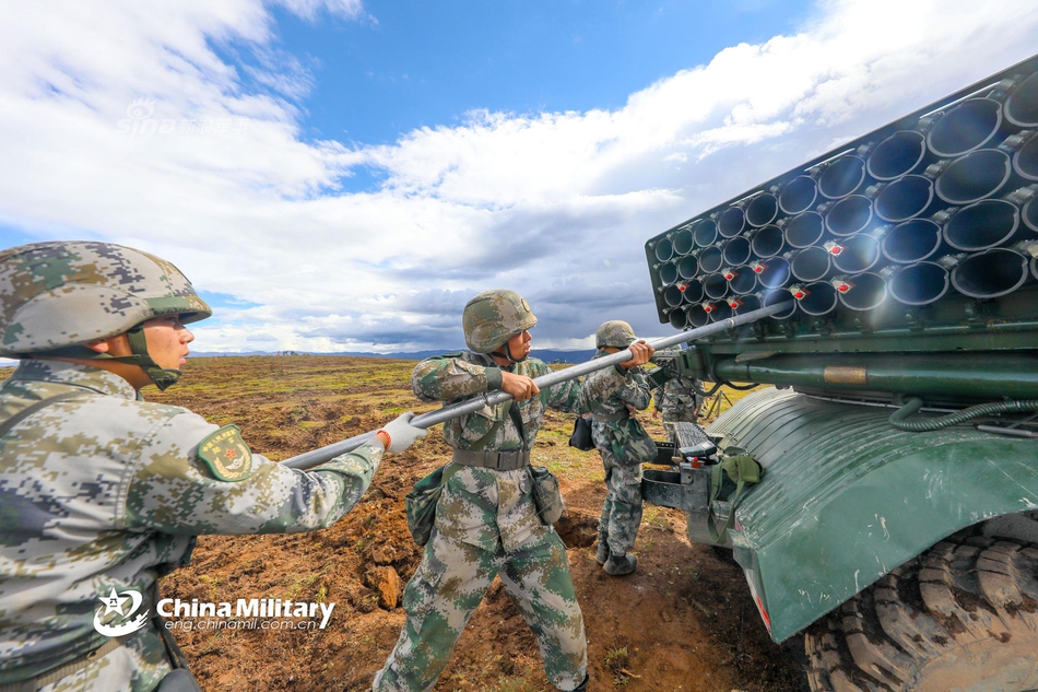 老炮也能打!我军66式152毫米加榴炮高原凶猛开火
